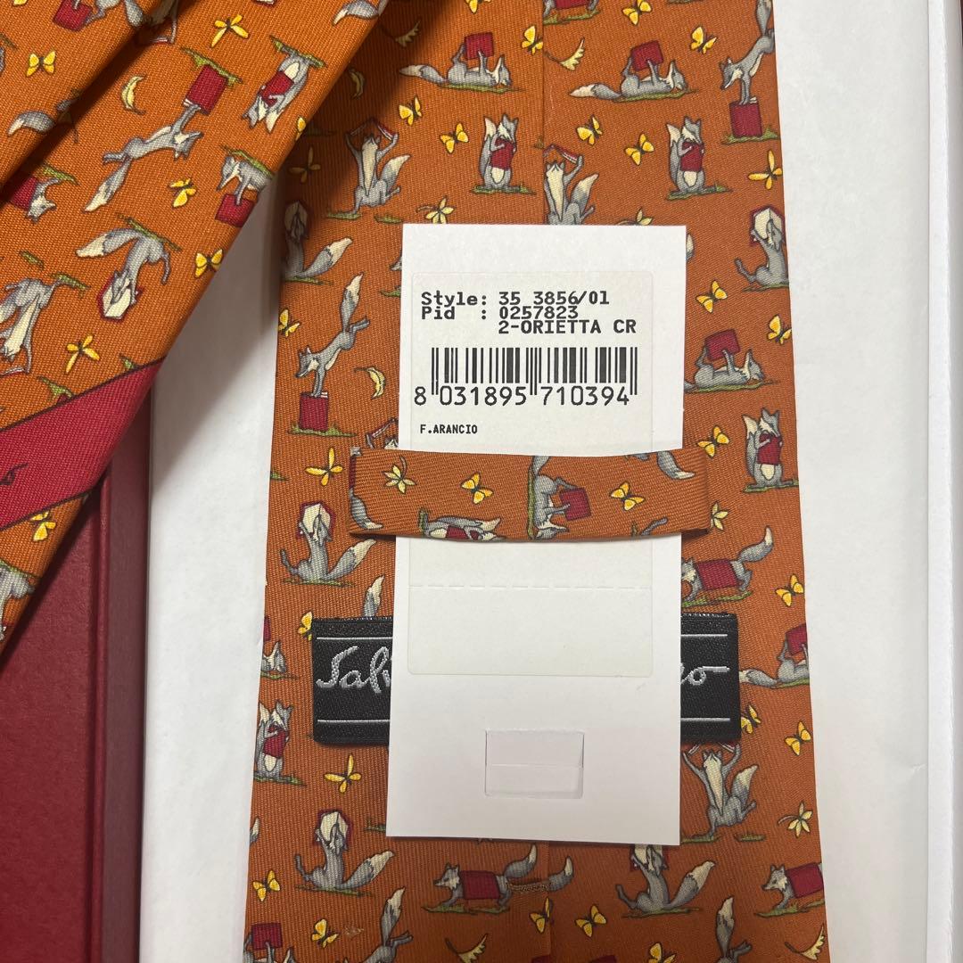 未使用タグ付　サルバトーレフェラガモ　ネクタイ　オレンジ　狐・蝶柄　動物柄