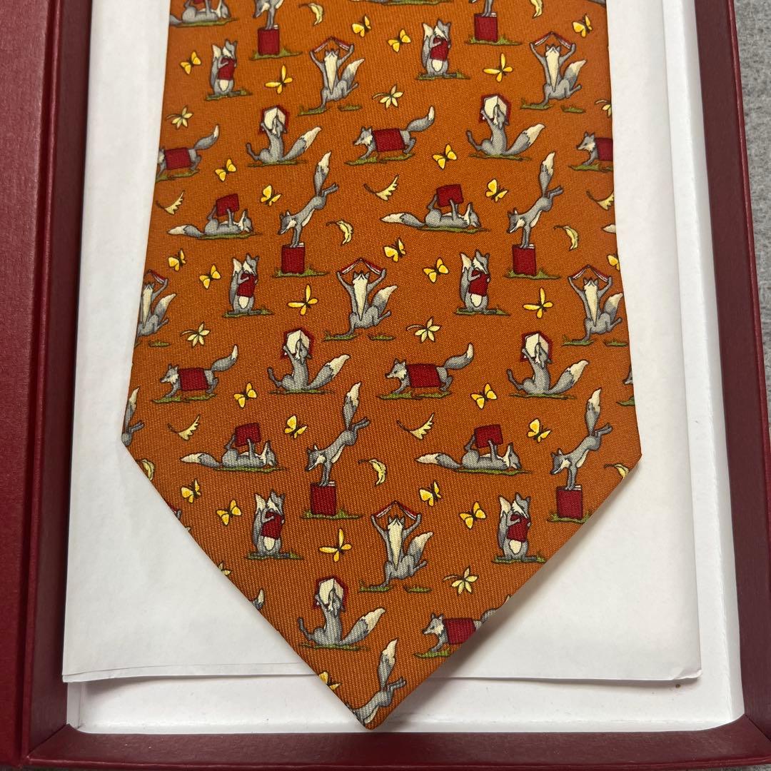 未使用タグ付　サルバトーレフェラガモ　ネクタイ　オレンジ　狐・蝶柄　動物柄