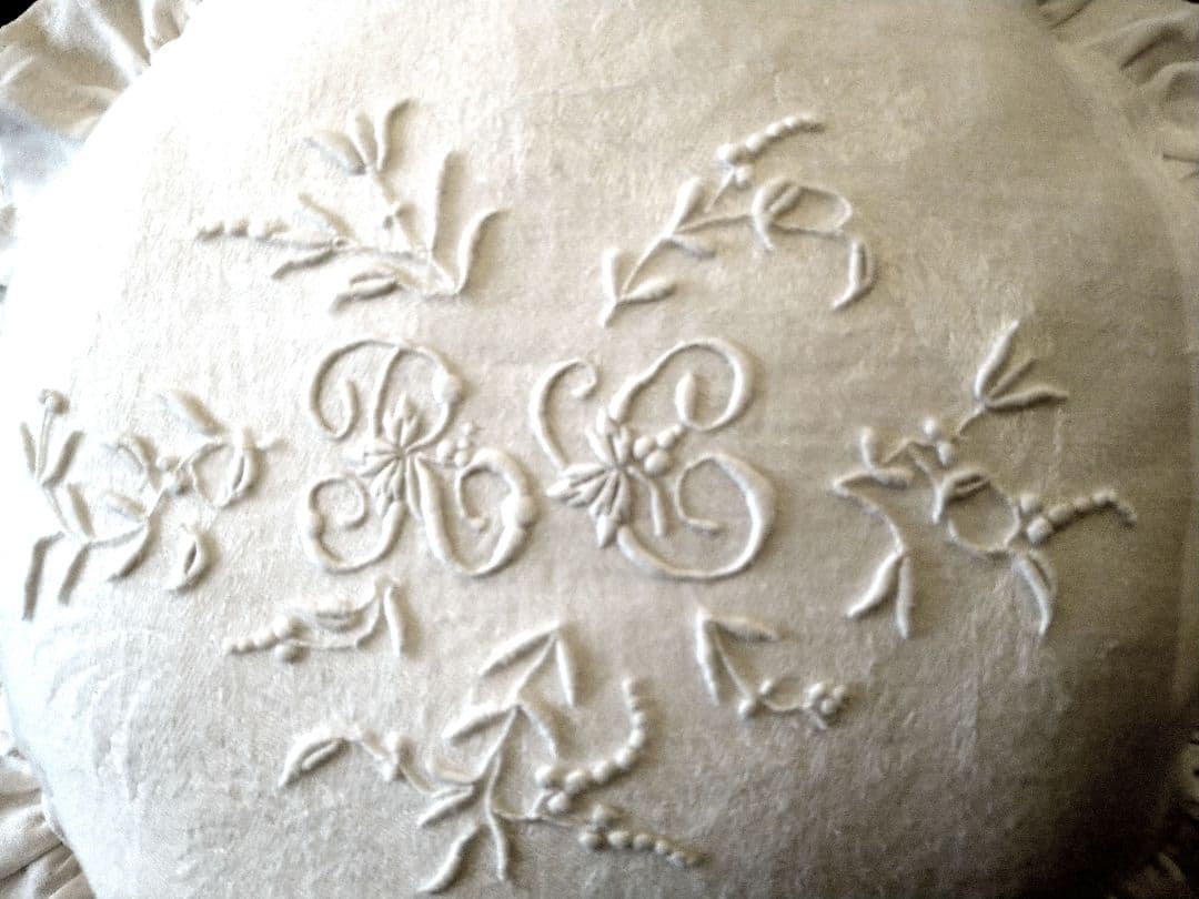 ※ごま様オーダー※ヨーロッパアンティーク　イニシャル　刺繍　レース　クッション