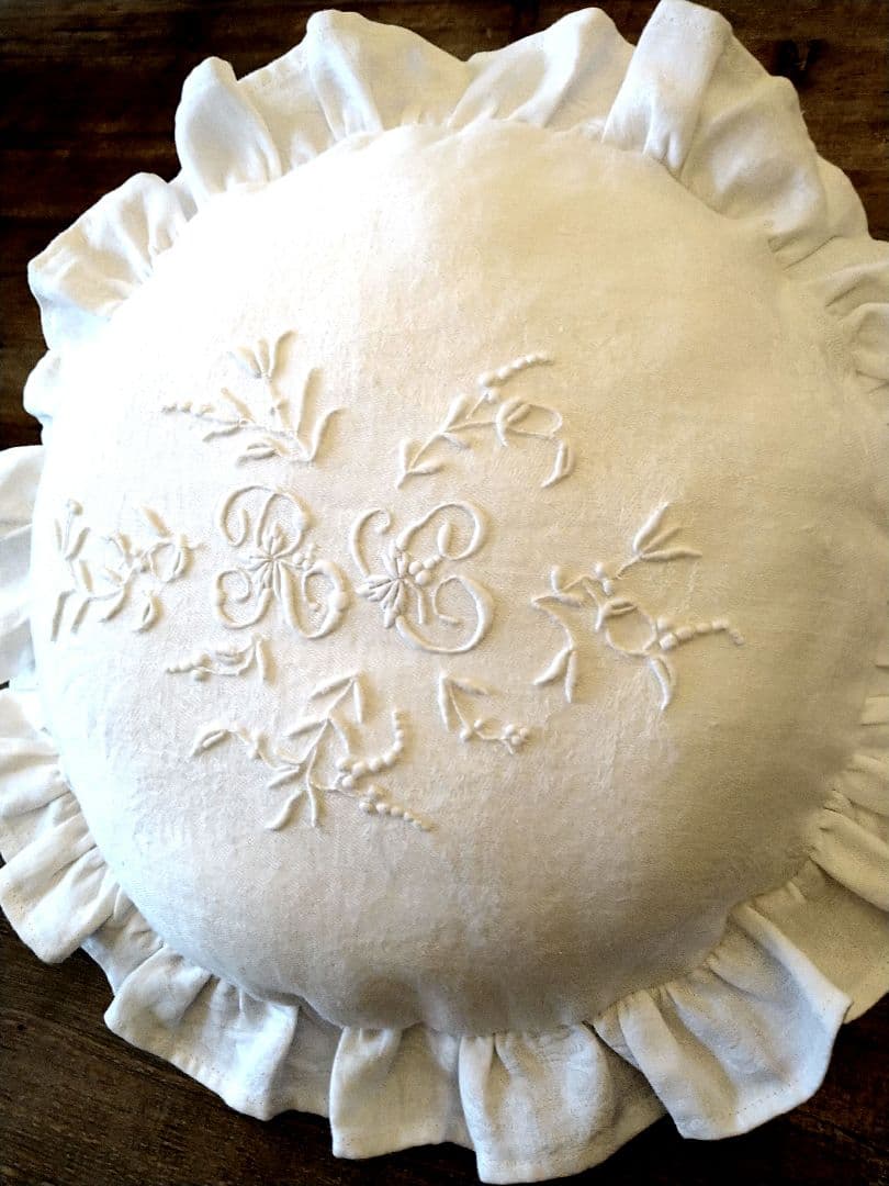 ※ごま様オーダー※ヨーロッパアンティーク　イニシャル　刺繍　レース　クッション