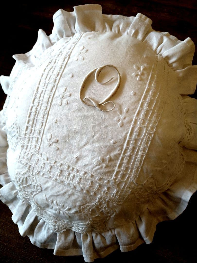 ※ごま様オーダー※ヨーロッパアンティーク　イニシャル　刺繍　レース　クッション