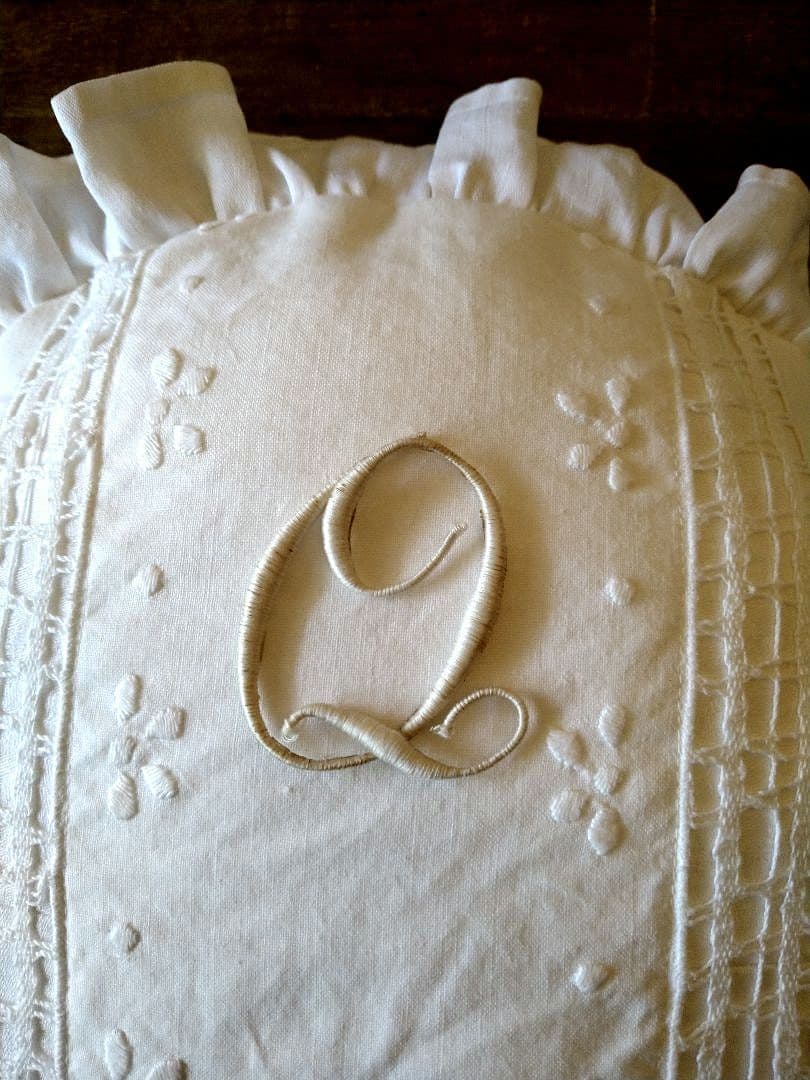 ※ごま様オーダー※ヨーロッパアンティーク　イニシャル　刺繍　レース　クッション