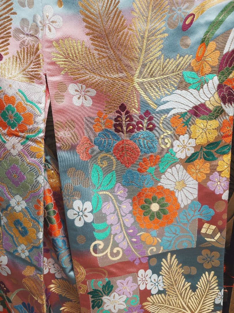 華やかな花柄打掛唐織風