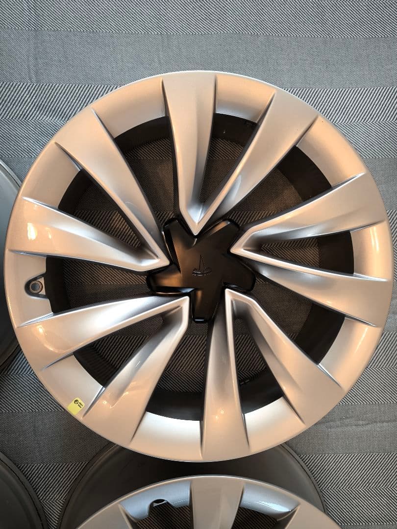 新車外し 2025テスラ 新型モデルY 純正20インチ ホイールセット