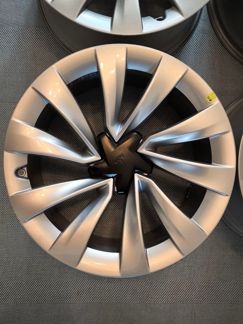 新車外し 2025テスラ 新型モデルY 純正20インチ ホイールセット