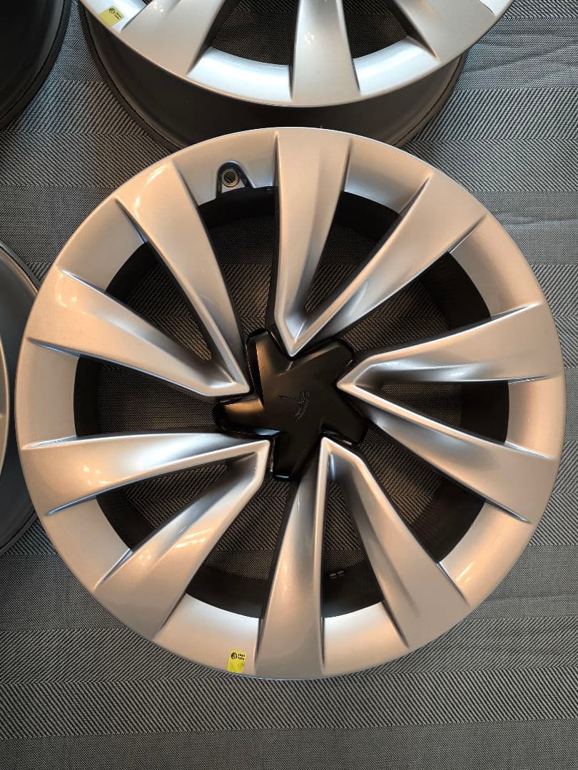 新車外し 2025テスラ 新型モデルY 純正20インチ ホイールセット