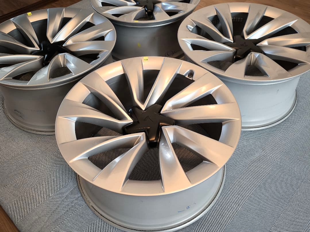 新車外し 2025テスラ 新型モデルY 純正20インチ ホイールセット