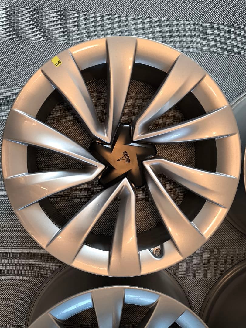新車外し 2025テスラ 新型モデルY 純正20インチ ホイールセット