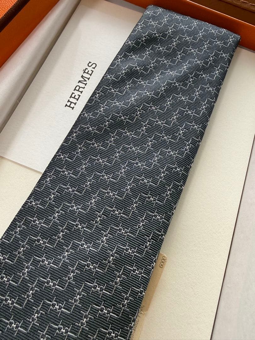 新品未使用 外箱付 HERMES グレー 幾何学模様 ネクタイ エルメス