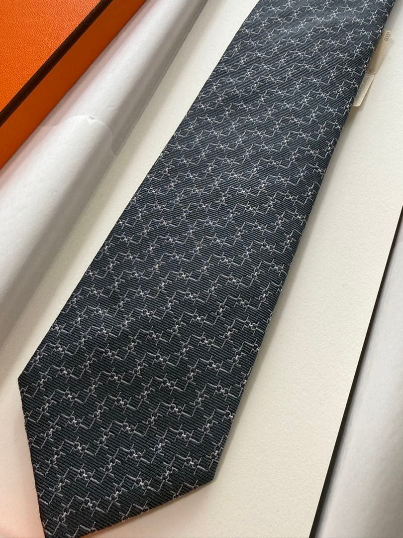 新品未使用 外箱付 HERMES グレー 幾何学模様 ネクタイ エルメス