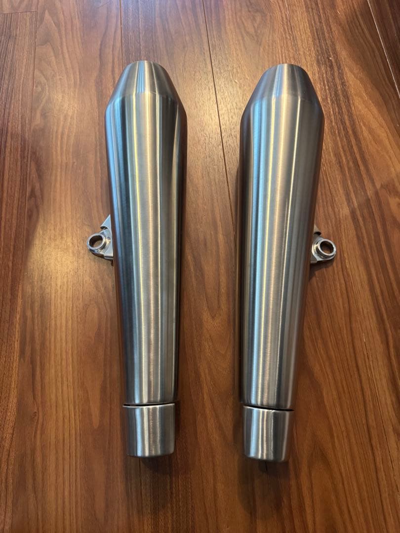 トライアンフ　スラクストン　1200r 純正マフラー　新車外し　デッドストック