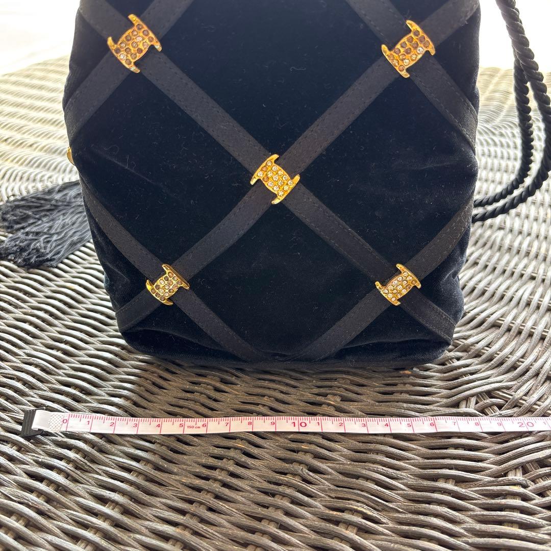 フェラガモ　黒 ベルベット パーティーバッグ タッセル付き