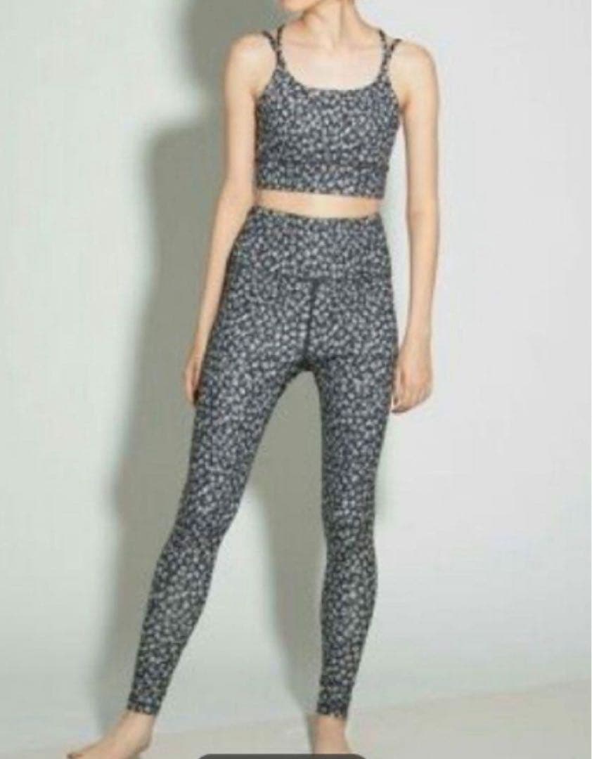 新品　emmi yoga エミヨガ　ヨガウェア　ブラック　花柄　バラ？　S