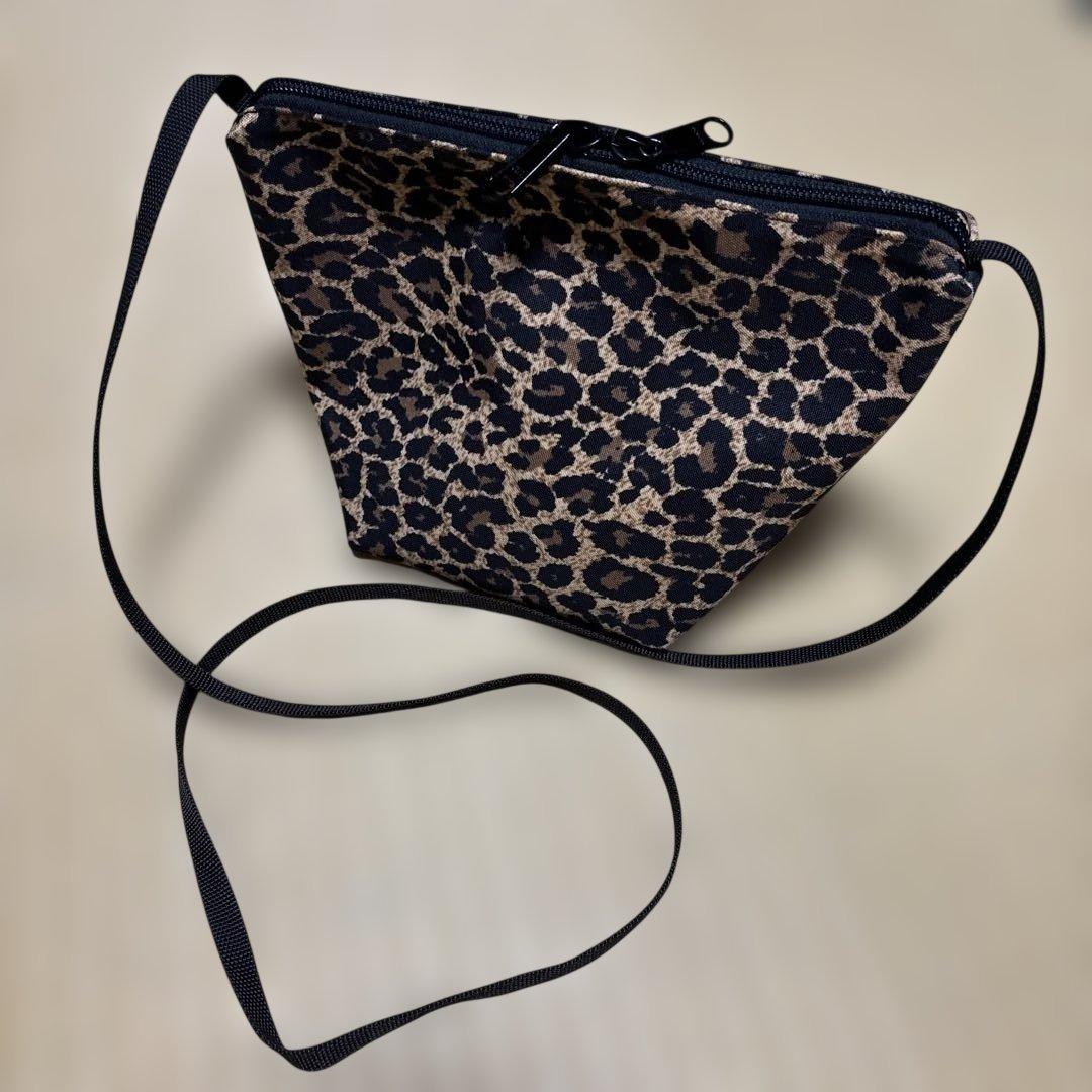 【美品】エルベ　ナイロン舟型ショルダーバッグS パンサー