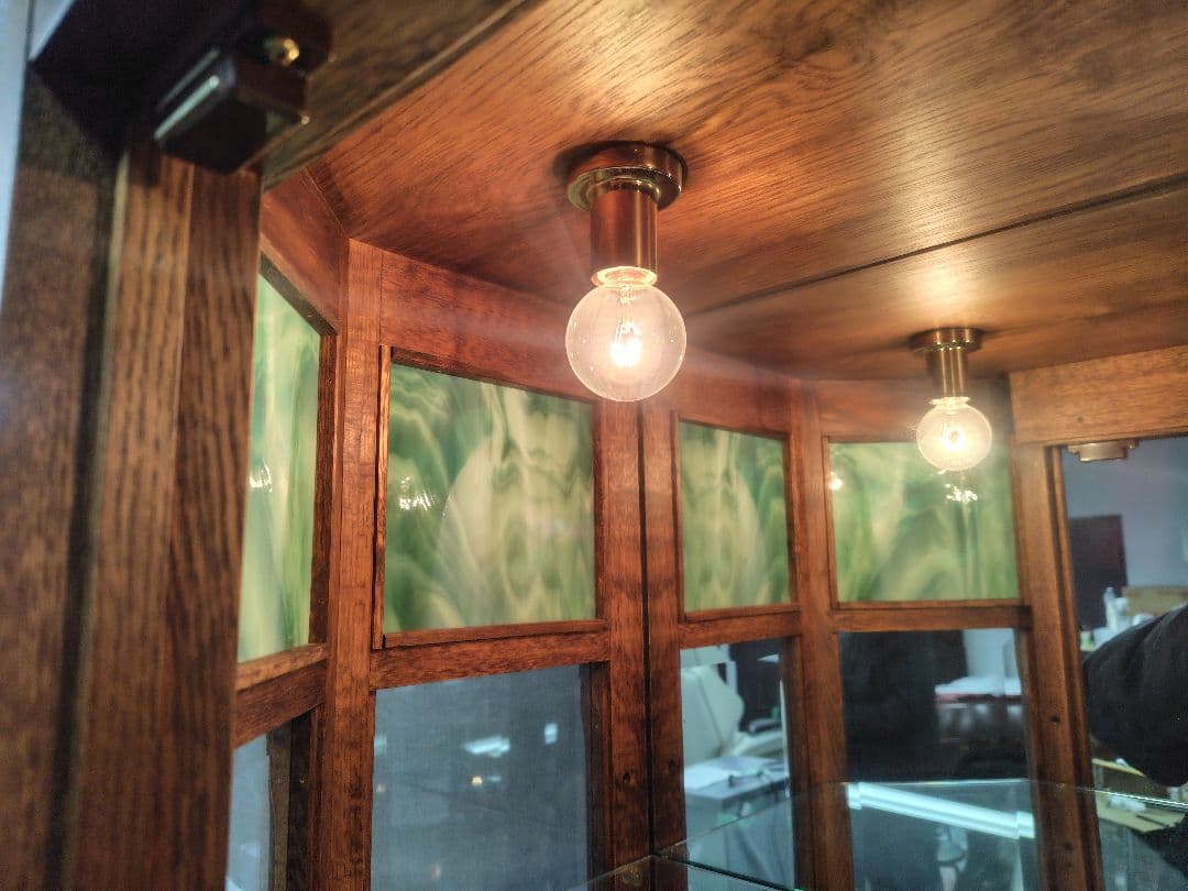 □ えぞ民族家具 飾り棚 北海道 旭川 蝦夷民芸 ガラスキャビネット