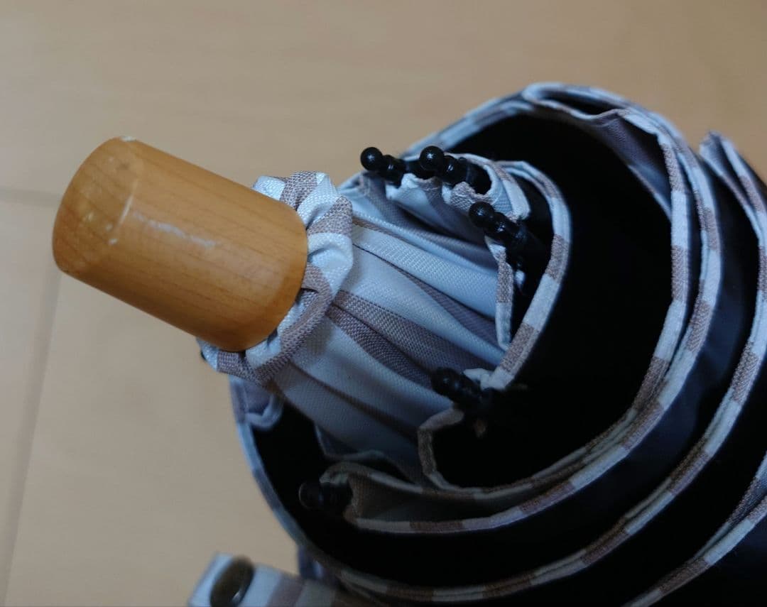 サンバリア100 折りたたみ日傘　2段折 モカ　ストライプ