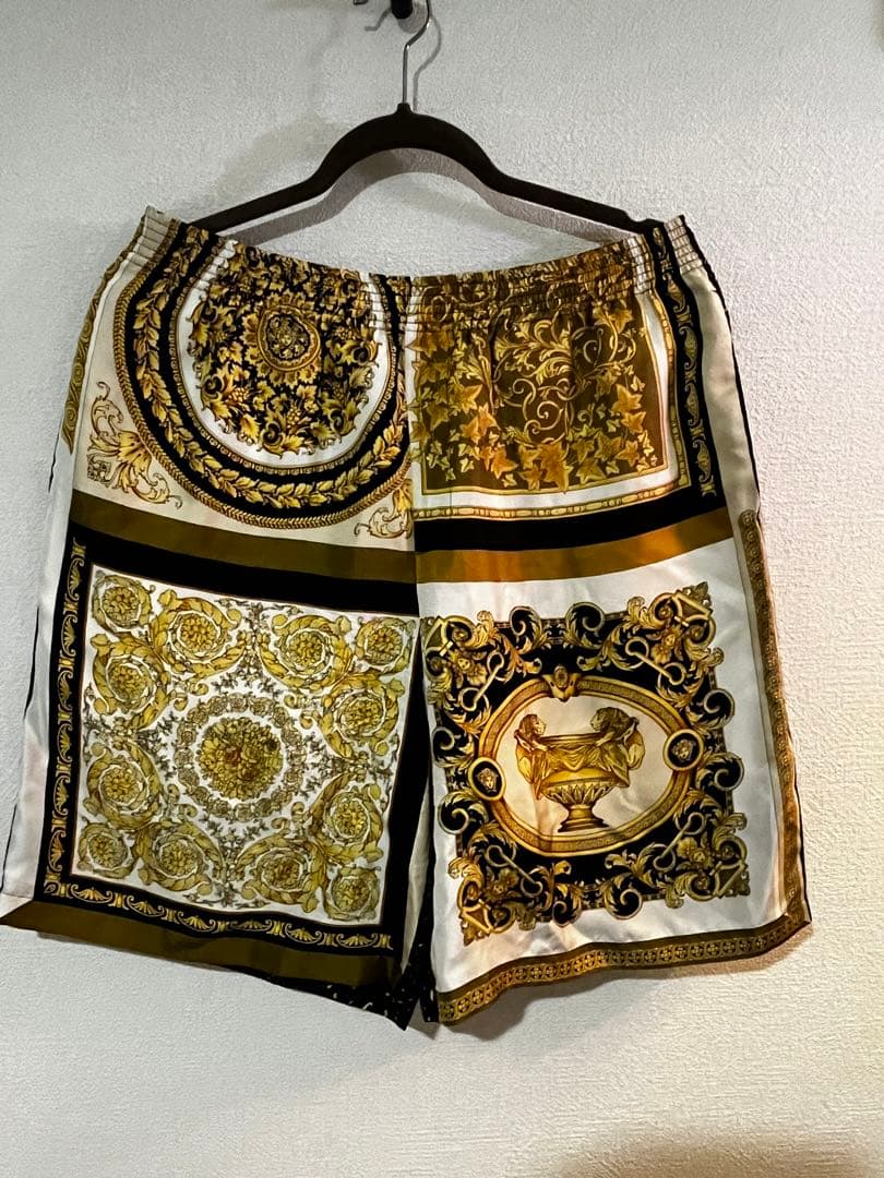ヴェルサーチェ　バロッコハーフパンツ　総柄　シルク