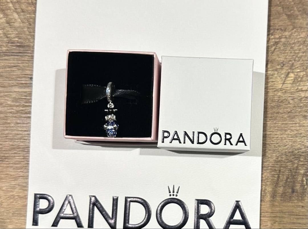 Pandora 人形型チャーム 青と銀色