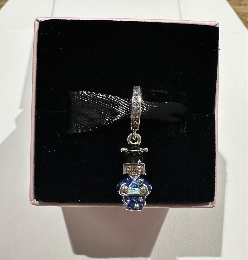 Pandora 人形型チャーム 青と銀色