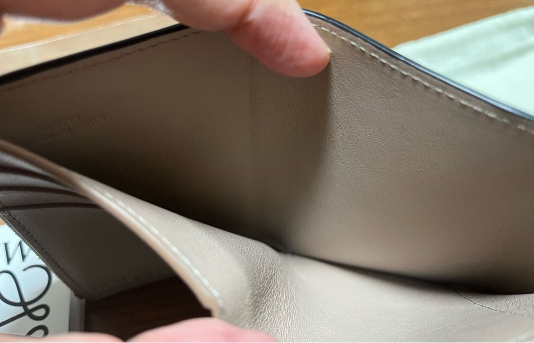 美品 ロエベLOEWEアナグラム バーティカルウォレット　サンド 三つ折り財布