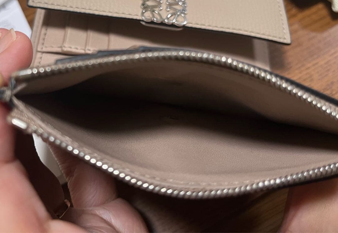 美品 ロエベLOEWEアナグラム バーティカルウォレット　サンド 三つ折り財布