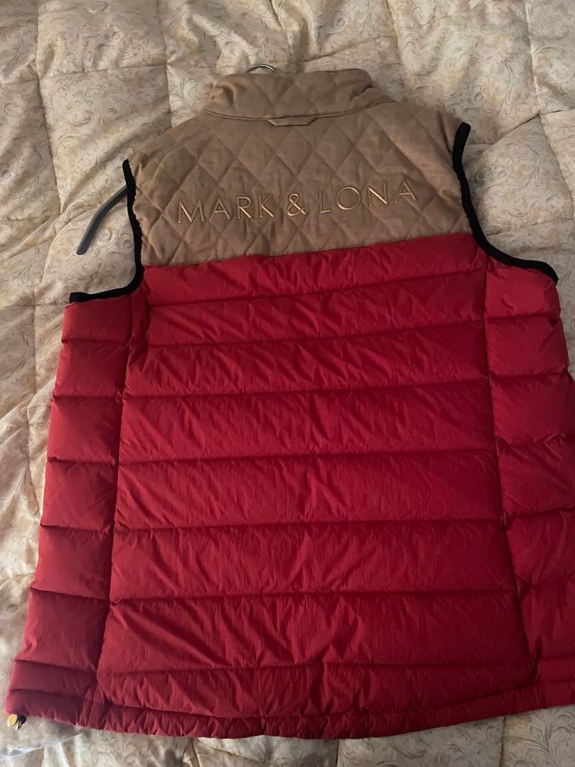 MARK & LONA フード付きベスト レッド/ベージュ
