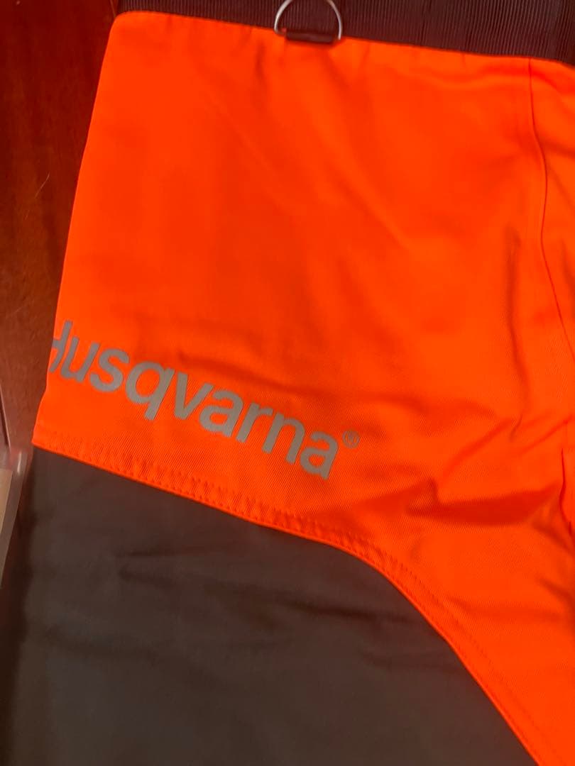 新品　ハスクバーナ　チャップスタイプ　チェーンソーパンツ　防護用品　おまけ付き