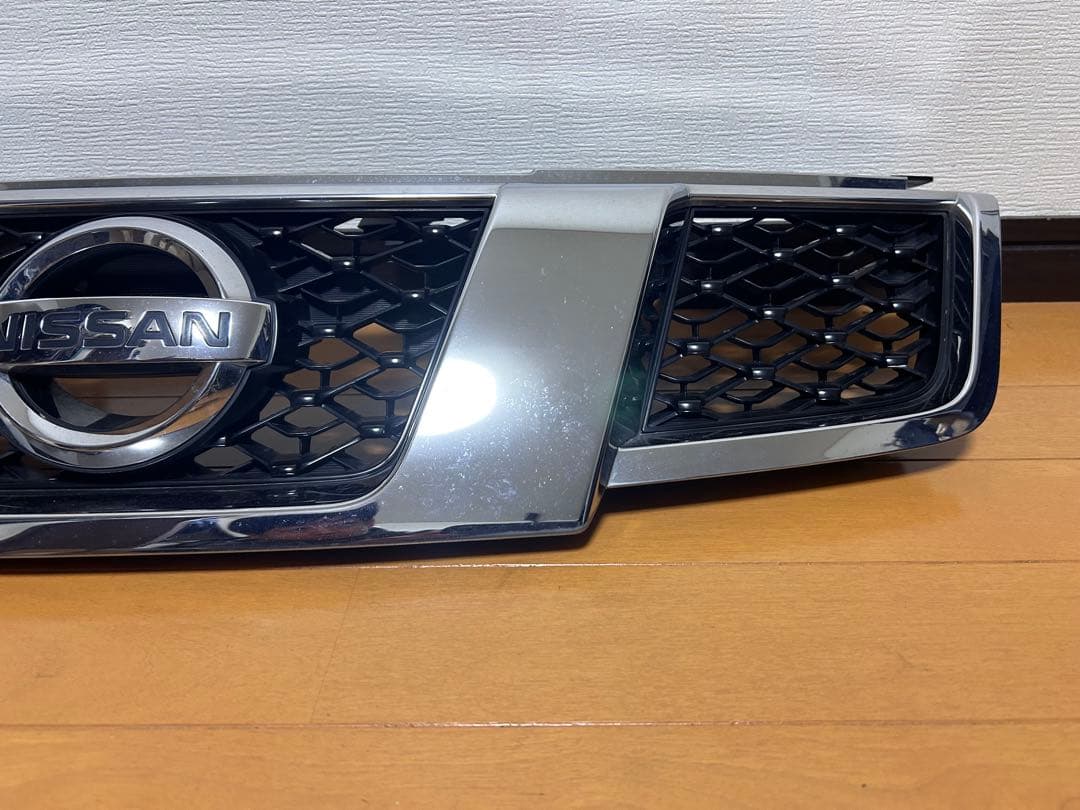 ニッサン　エクストレイルT３１　後期　純正フロントグリル