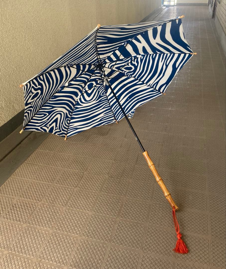 傳-ツタエ 青白シマウマ柄　日傘 木製持ち手