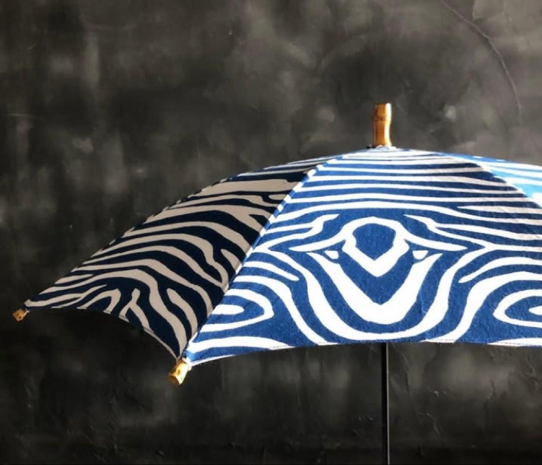 傳-ツタエ 青白シマウマ柄　日傘 木製持ち手
