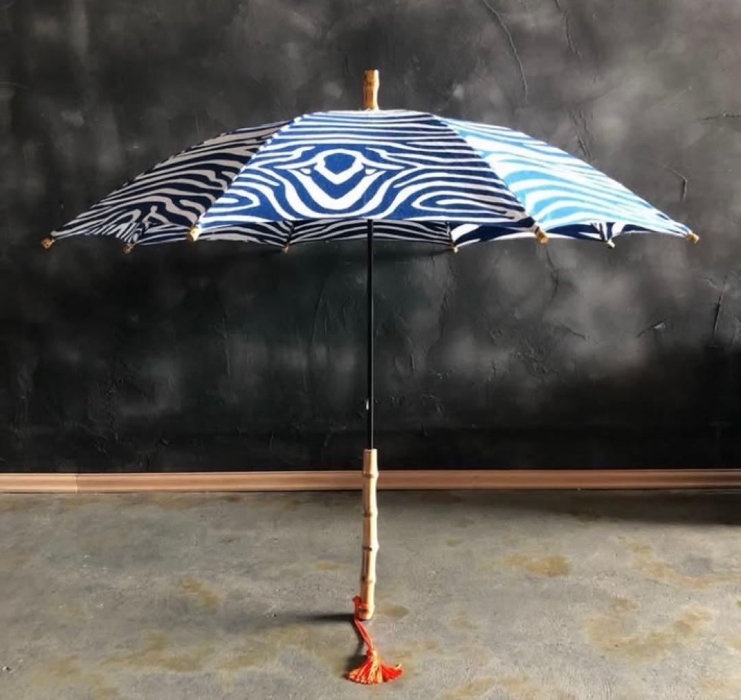 傳-ツタエ 青白シマウマ柄　日傘 木製持ち手