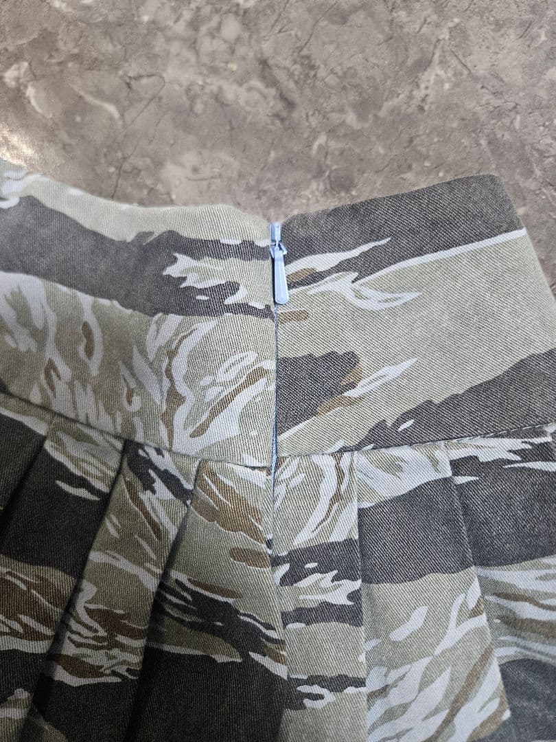 スカート ASHLEY WILLIAMS CAMO PLEAT MICRO SKIRT