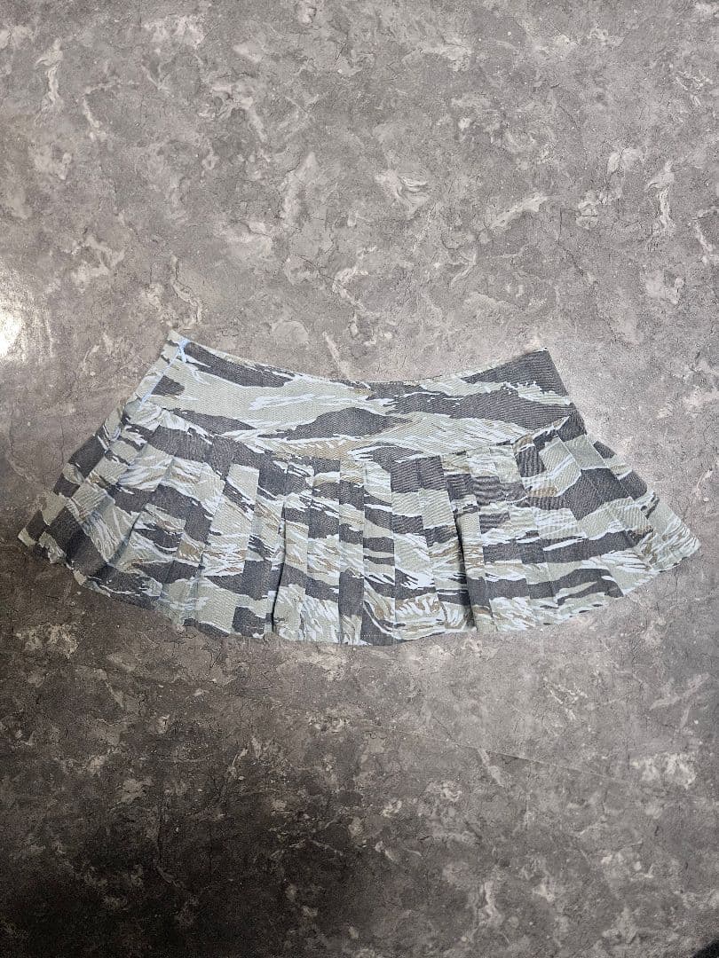 スカート ASHLEY WILLIAMS CAMO PLEAT MICRO SKIRT