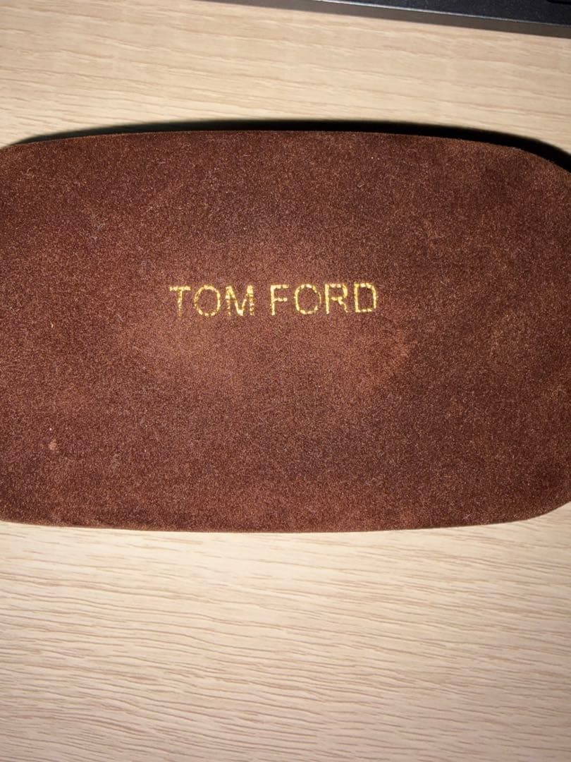 TOM FORD FT1048 ブラックサングラス ケース付き