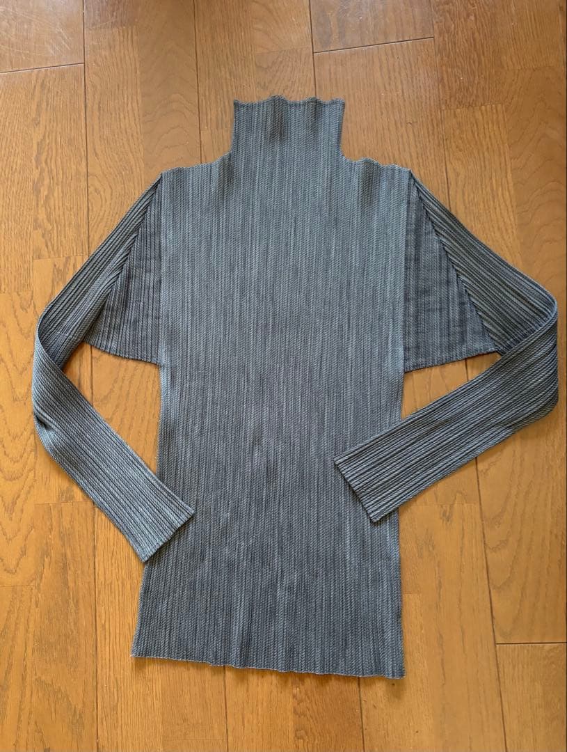 美品✨プリーツプリーズ イッセイミヤケ 長袖カットソー　ハイネック サイズ3