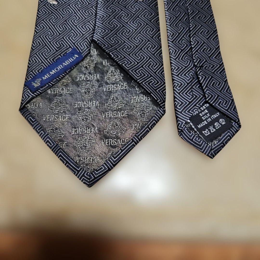 美品、VERSACE 黒地にシルバーのがら一面のシルクネクタイ