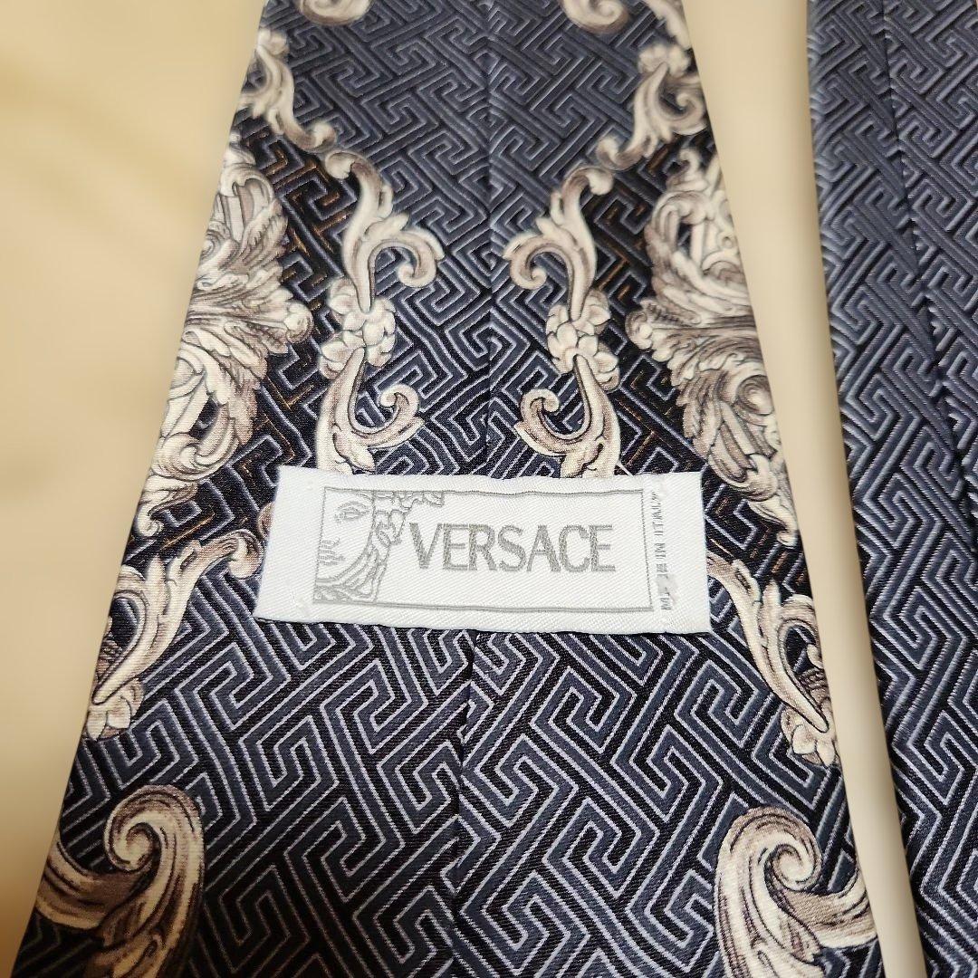 美品、VERSACE 黒地にシルバーのがら一面のシルクネクタイ
