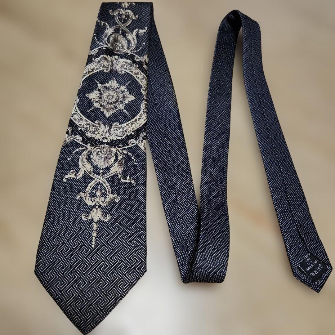 美品、VERSACE 黒地にシルバーのがら一面のシルクネクタイ