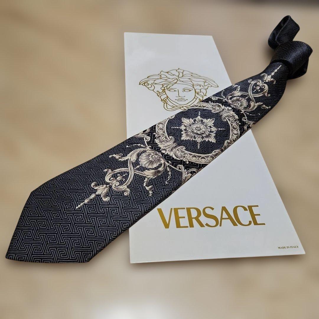 美品、VERSACE 黒地にシルバーのがら一面のシルクネクタイ