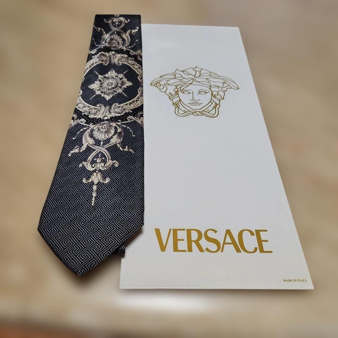 美品、VERSACE 黒地にシルバーのがら一面のシルクネクタイ