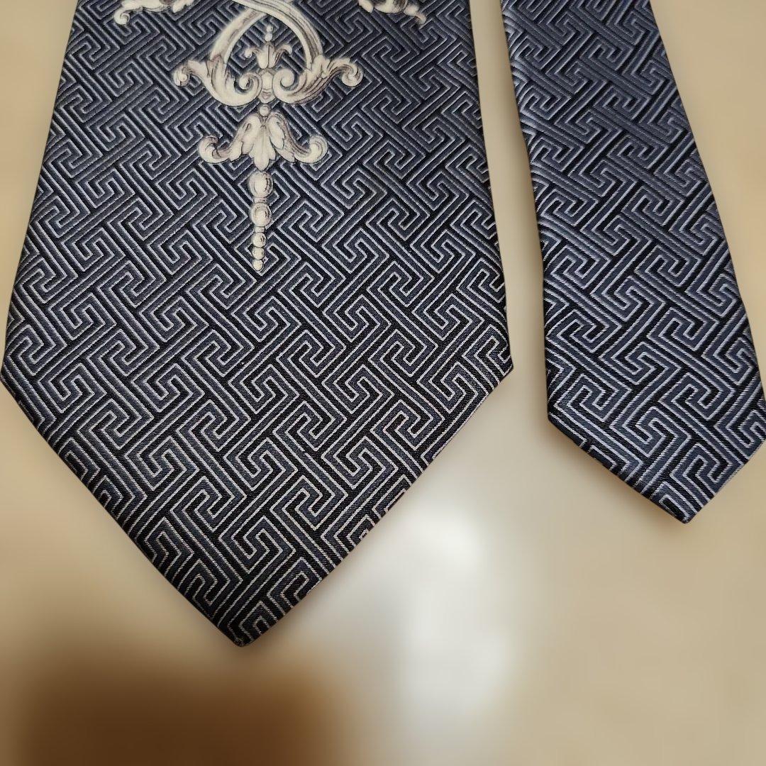 美品、VERSACE 黒地にシルバーのがら一面のシルクネクタイ