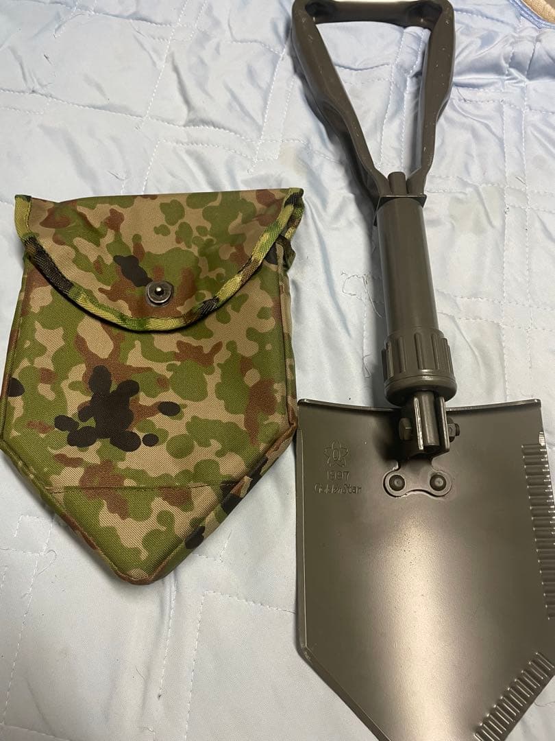 折りたたみシャベルと迷彩ポーチセット