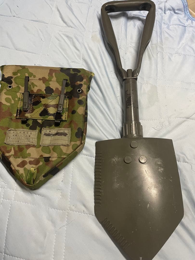 折りたたみシャベルと迷彩ポーチセット