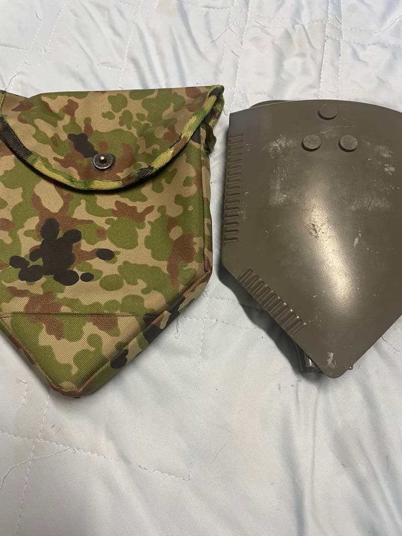 折りたたみシャベルと迷彩ポーチセット