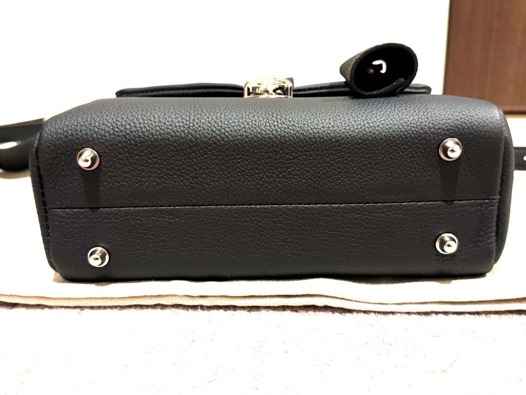 55%オフ！新品未使用大峡製鞄マイクロサイズ・ハンドバッグ (ブラック)