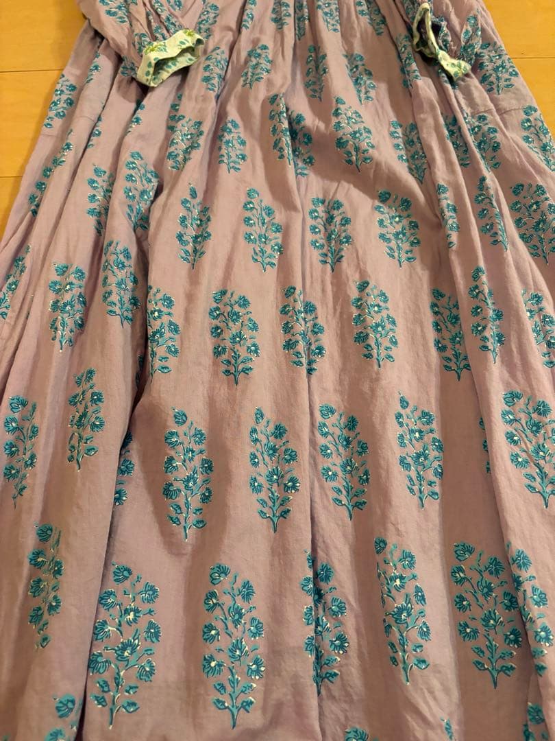 ヌキテパ　薄紫色の刺繍入り長袖ワンピース