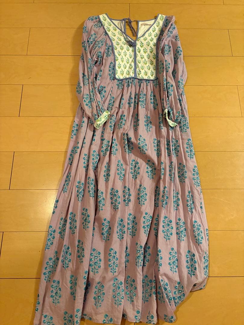 ヌキテパ　薄紫色の刺繍入り長袖ワンピース
