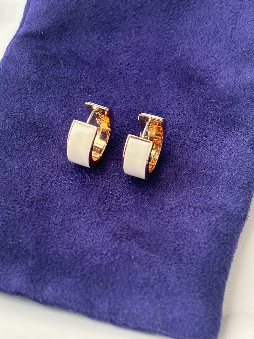 トリーバーチ　フープピアス　ホワイト　ゴールド　Tモノグラム