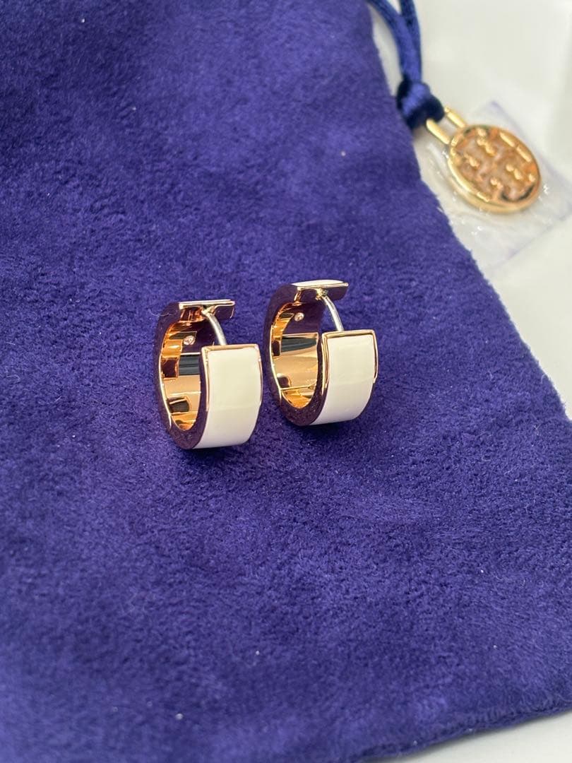 トリーバーチ　フープピアス　ホワイト　ゴールド　Tモノグラム