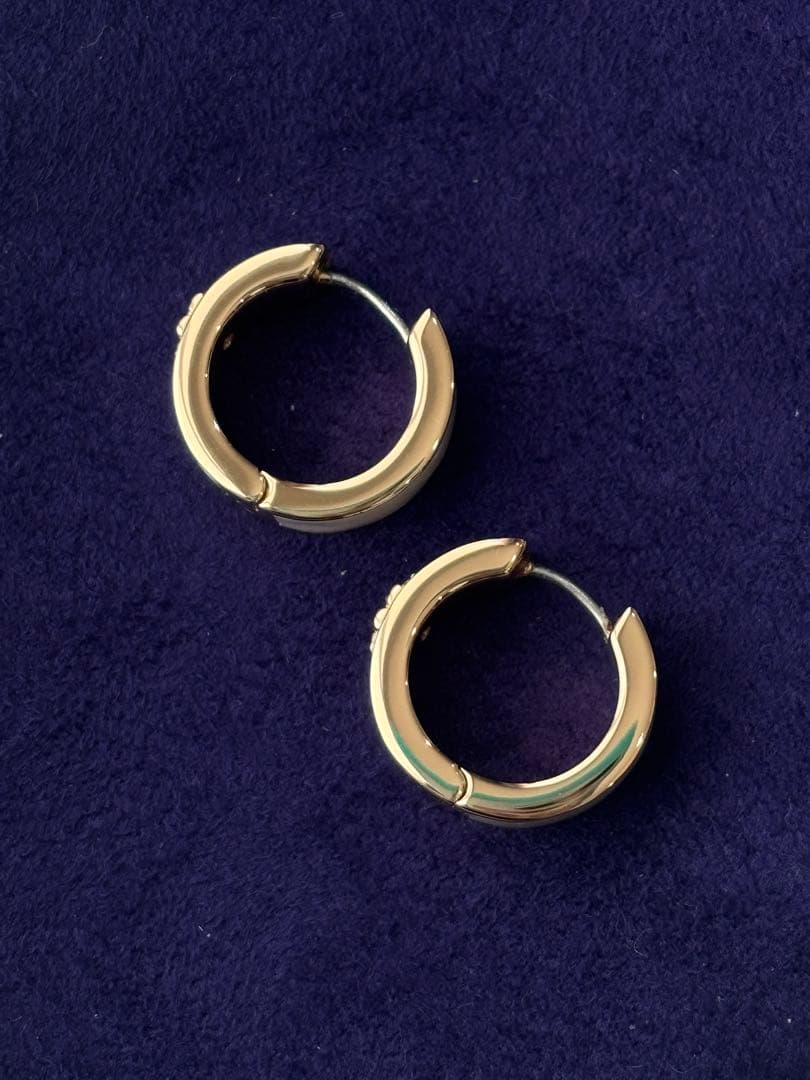 トリーバーチ　フープピアス　ホワイト　ゴールド　Tモノグラム